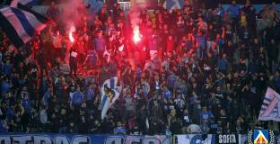 Фенове на Левски се срещнаха със Спас Русев и надъхаха отбора за мача с ЦСКА (видео)