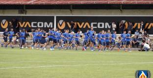 Левски пуска феновете да надъхат тима на тренировката преди двубоя с Лудогорец