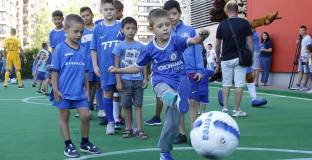 Играчи на Левски зарадваха малчугани (видео)