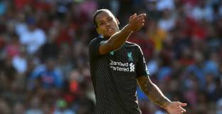 Ван Дайк коментира нарушението срещу Лоручи