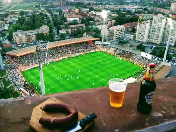 Билино Поле в Зеница. Най-доброто място е извън стадиона. 