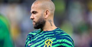 Алвеш участва във футболни мачове в затвора