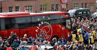 Фенове на Аякс поискаха оставката на Ван дер Сар