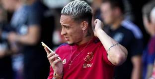   Треньорът на Аякс изключи продажбата на Антони 