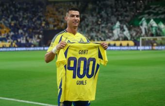 Ал-Насър подари на своя нападател Кристиан Роналдо фланелка с номер 900 и надпис GOAT (Greatest of all time - Най-великият за всички времена). 