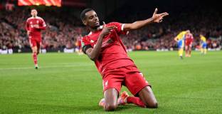 Арне Слот: Ливърпул вкарва „нелепо малко“ голове без Александър Исак