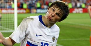 Аршавин се забърка в скандал пред стриптийз бар