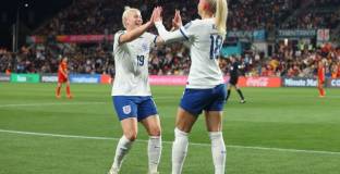 Нидерландия и Англия спечелиха групите си 