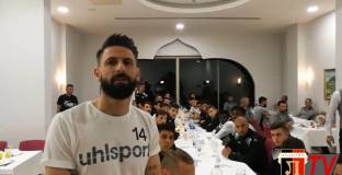 Играчи, треньори и фенове с мил жест към рожденика Христо Бонев (видео)