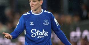  Нюкасъл и Евертън се разбраха за Гордън