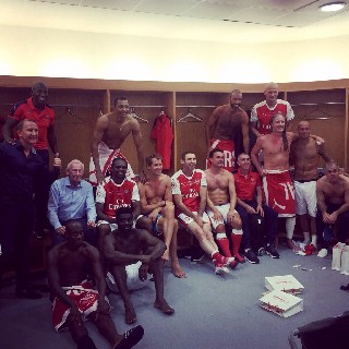 Съблекалнята на легендите на Арсенал след мача с легендите на Милан. 