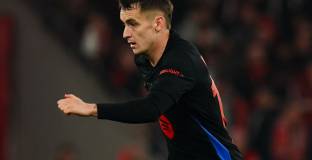 Арсенал и Челси се интересуват от халф на Барса