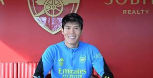 Арсенал продължи с Томиясу 