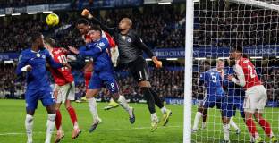 Арсенал победи Челси в първия полуфинал от Купата на Лигата 