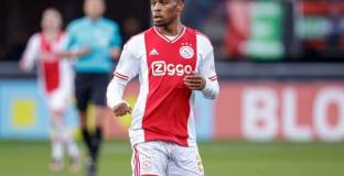  Арсенал се интересува от защитник на Аякс