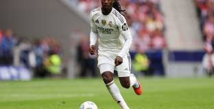 Арсенал и Ливърпул се интересуват от Камавинга