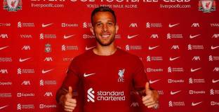   Карагър смята, че Артур е временно решение за Ливърпул 