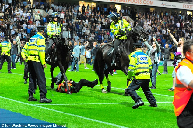 Стюард беше премазан от кон в двубой между Престън и Блекпул от Купата на Лигата