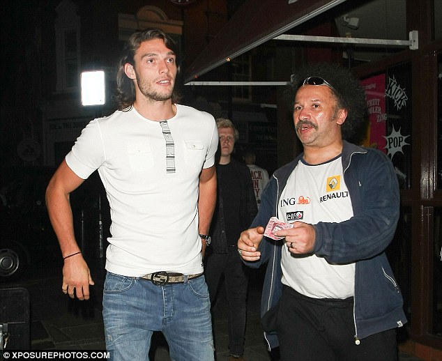 Анди Керъл прояви милостивост, давайки банкнота от 50 лири на бездомник в Лондон