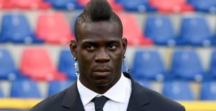 Балотели: Бих накарал всички играчи да застават на коляно