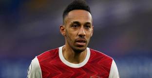 Арсенал с победа, но не успя да измести Тотнъм от Европа