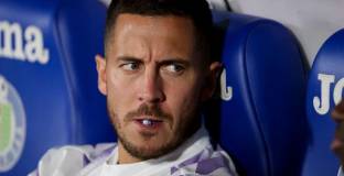 Азар е към края на професионалната си кариера