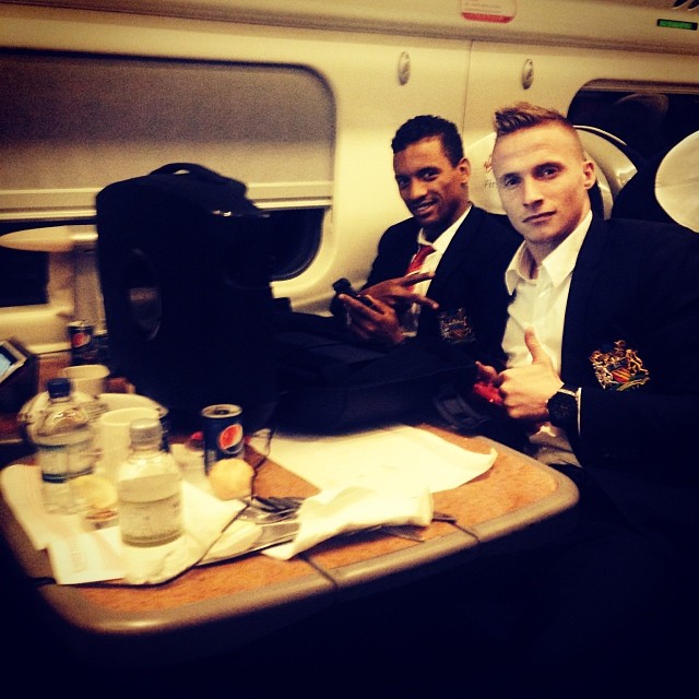 Бютнер и Нани качиха снимка играейки FIFA 14 на път след двубоя с Фулъм