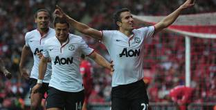 Ван Перси реагира на гола на Кавани