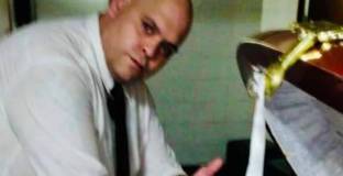 Уволниха служител за селфи с ковчега на Марадона