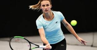 Тенисистка помага на Николаев с покупката на вода