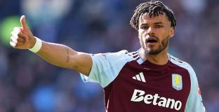 Астън Вила продължи с Мингс