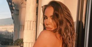 Футболна половинка не се плаши от коронавируса - лъсна гола на балкон в Милано