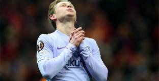   Тен Хаг ще се сражава за Де Йонг до края на лятото