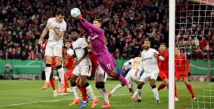 Байер изхвърли Байерн от Купата