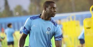 Балотели разтрогна със Сион