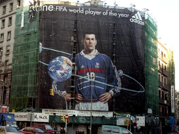 1999 година. Огромен банер на Зидан в Барселона. 