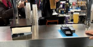 Ман Сити уволни своя барман, облякъл фланелката на Ман Юнайтед