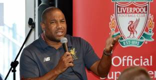 Джон Барнс: Ливърпул няма нужда от трофеи, за да е близо до Сити