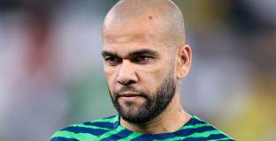 Барса лиши Алвеш от статута му на легенда