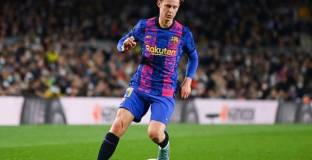 Барса иска да продължи с Де Йонг