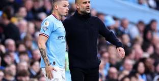 Барселона следи ситуацията около Калвин Филипс 