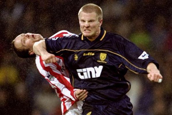 Бен Тачър елегантно се освобождава от съперника. 