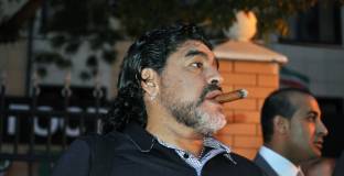  Берлускони: Марадона е знаме на Неапол, а знамена не се купуват