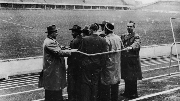 Мондиал 1954. Делегати с високотехнологично оборудване мерят правостоящите места на стадиона в Берн.  