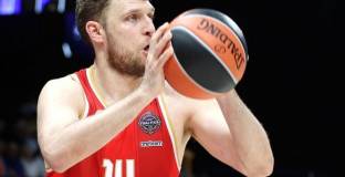 Везенков с 15 точки и 10 борби, Олимпиакос изравни серията за титлата в Гърция