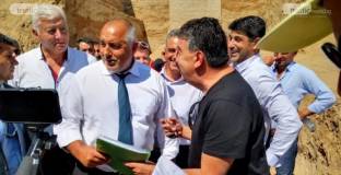 Гонзо и Наско Узунов причакаха Бойко Борисов и му връчиха папка