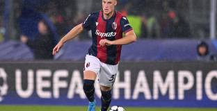 Наполи и Болоня преговарят за защитник 