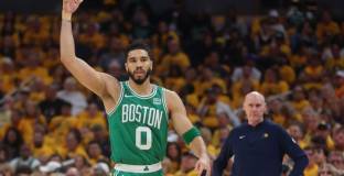 Бостън е на победа от финала 