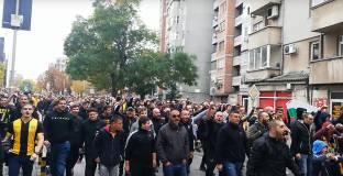 Фенове на Ботев Пловдив се събраха пред Колежа и блокираха движението (видео)