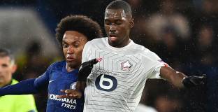 Челси и Юнайтед ще се борят за халф на Лил